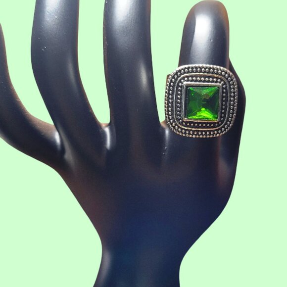 NWT Green Stone Square Snap Ring with Silver Plated Snap Bezel - Picture 2 of 14
